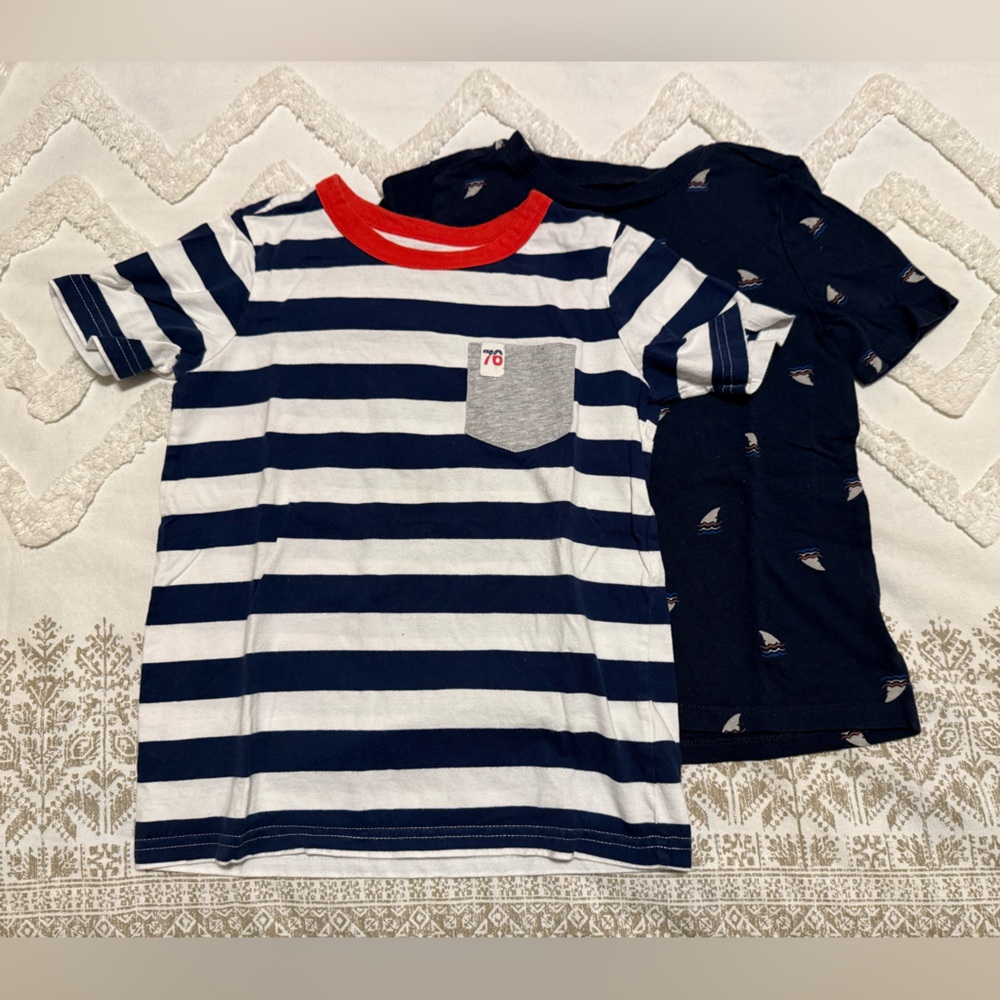Set of two short sleeves shirts nautical style Carter's and old navy like new 5T